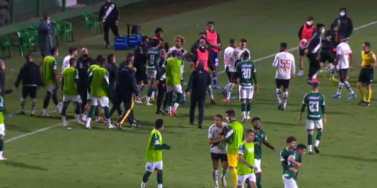 Vasco tem cinco jogadores suspensos para o jogo contra o Confiança (Crédito: Transmissão/ Premiere)