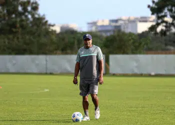 Roger Machado fará mudanças no time titular do Fluminense contra o Grêmio (Crédito: Lucas Merçon/Fluminense)