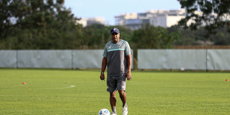 Roger Machado fará mudanças no time titular do Fluminense contra o Grêmio (Crédito: Lucas Merçon/Fluminense)