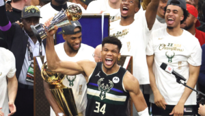 Giannis levantando o título de campeão do Milwaukee Bucks na NBA (Crédito: GettyImages)