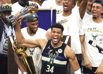 Giannis levantando o título de campeão do Milwaukee Bucks na NBA (Crédito: GettyImages)