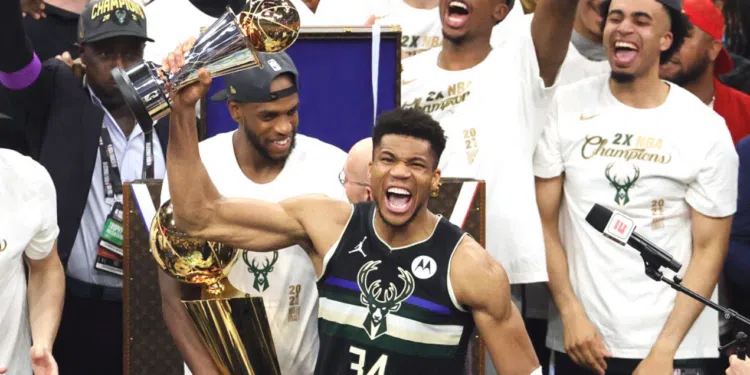 Giannis levantando o título de campeão do Milwaukee Bucks na NBA (Crédito: GettyImages)