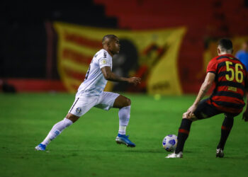 Douglas Costa está de volta ao Grêmio e deve jogar a rodada do Brasileirão (Crédito: Lucas Uebel / Grêmio FBPA / Flickr)
