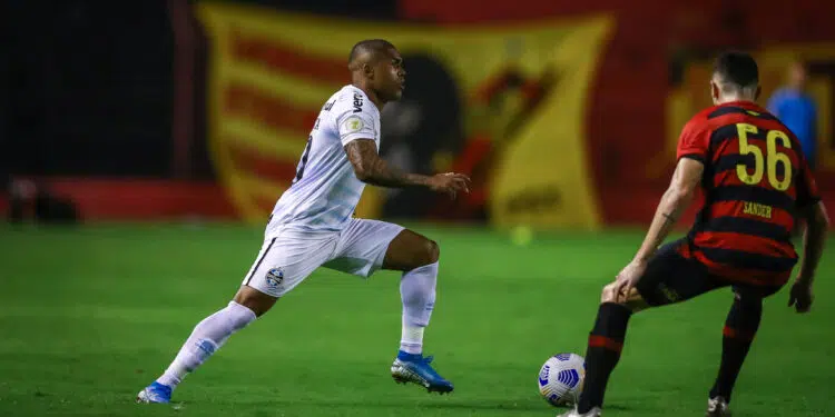 Douglas Costa está de volta ao Grêmio e deve jogar a rodada do Brasileirão (Crédito: Lucas Uebel / Grêmio FBPA / Flickr)