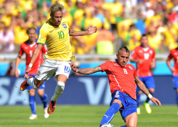Neymar e Vidal disputando a bola durante a Copa do Mundo (Crédito: GettyImages)