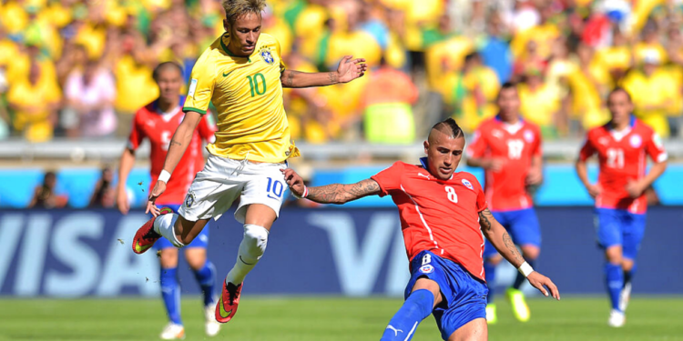 Neymar e Vidal disputando a bola durante a Copa do Mundo (Crédito: GettyImages)