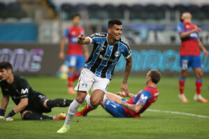 Rodrigues não vem tendo espaço no Grêmio (Crédito: GettyImages)