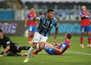 Rodrigues não vem tendo espaço no Grêmio (Crédito: GettyImages)