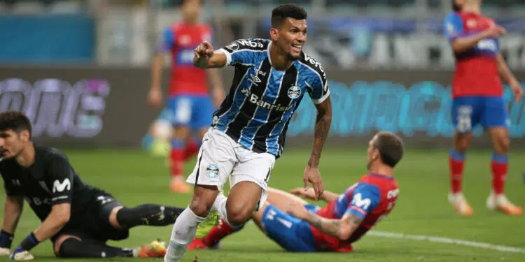 Rodrigues não vem tendo espaço no Grêmio (Crédito: GettyImages)