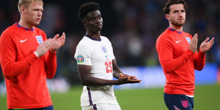 Saka, do Arsenal e da Seleção Inglesa, recebeu ataques racista após final da Eurocopa (Crédito: GettyImages)
