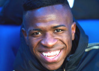 Vini Jr, jogador do Real Madrid sorrindo para a foto (Crédito: GettyImages)