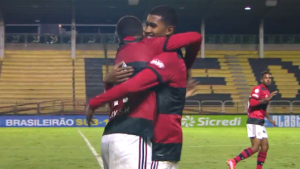 Jogadores do Flamengo se abraçando depois do quarto gol diante do Vasco no Brasileirão Sub-17 (Crédito: Transmissão SporTV)