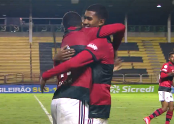 Jogadores do Flamengo se abraçando depois do quarto gol diante do Vasco no Brasileirão Sub-17 (Crédito: Transmissão SporTV)