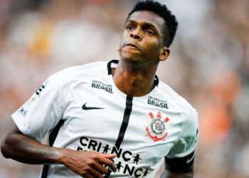 Jô, jogador do Corinthians comemorando com a camisa do clube (Crédito: GettyImages)