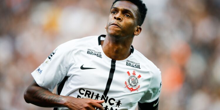 Jô, jogador do Corinthians comemorando com a camisa do clube (Crédito: GettyImages)