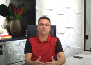 Adson Batista, presidente do Atlético-GO em sua sala durante gravação de vídeo pelo clube (Crédito: Transmissão Dragão TV)