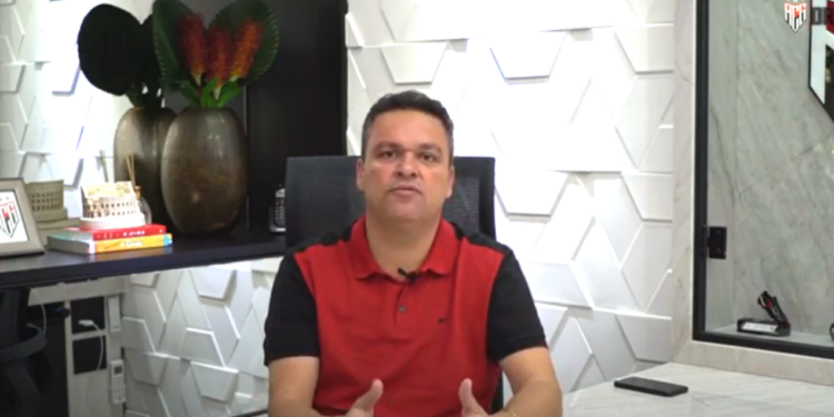 Adson Batista, presidente do Atlético-GO em sua sala durante gravação de vídeo pelo clube (Crédito: Transmissão Dragão TV)