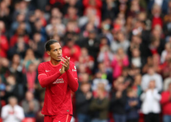 Van Dijk durante amistoso de pré-temporada em 2021 (Crédito: Getty Images)