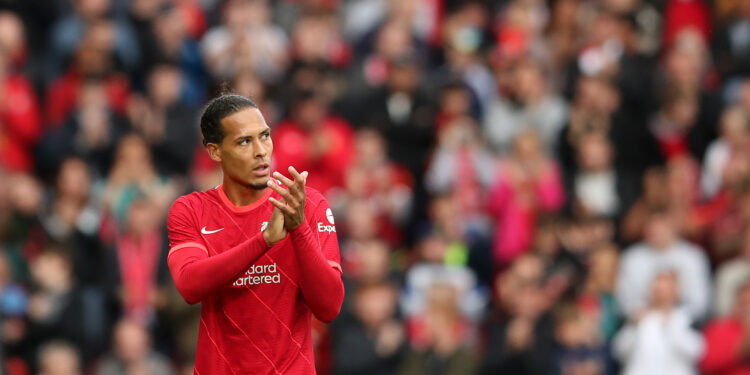 Van Dijk durante amistoso de pré-temporada em 2021 (Crédito: Getty Images)
