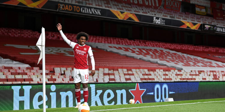 Willian cobrando escanteio pelo Arsenal (Crédito: Getty Images)