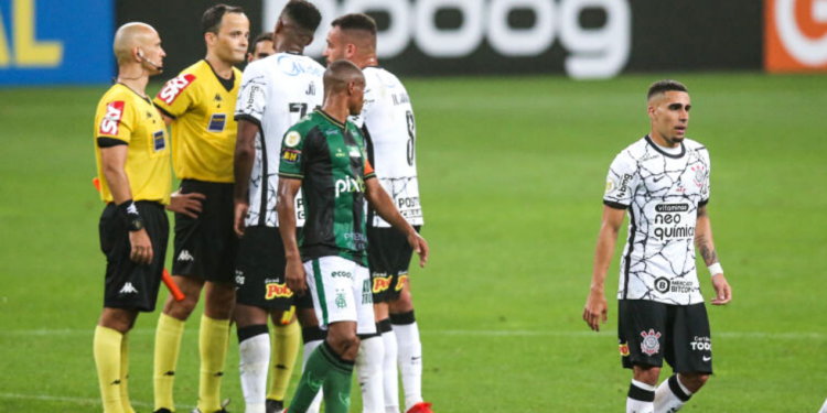 Gabriel e os jogadores de Corinthians e América-MG conversando com a arbitragem (Crédito: GettyImages)