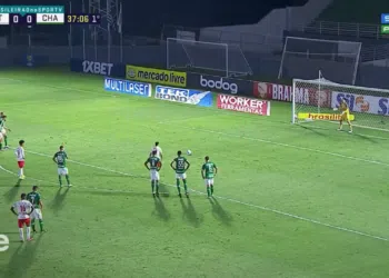 Jogadores de Bragantino e Chapecoense na partida do Brasileirão (Crédito: Transmissão Premiere)