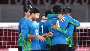 Jogadores do Brasil comemorando a vitória diante da Lituânia no goalball masculino das Paralimpíadas (Crédito: GettyImages)