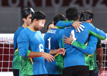 Jogadores do Brasil comemorando a vitória diante da Lituânia no goalball masculino das Paralimpíadas (Crédito: GettyImages)