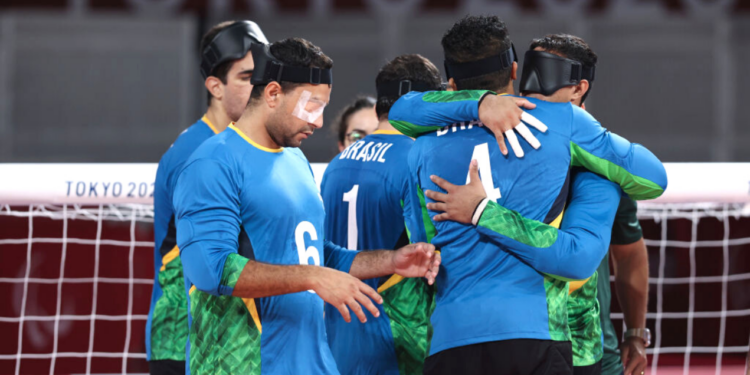 Jogadores do Brasil comemorando a vitória diante da Lituânia no goalball masculino das Paralimpíadas (Crédito: GettyImages)