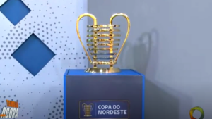 Troféu da Copa do Nordeste (Crédito: Transmissão TV Tambaú)