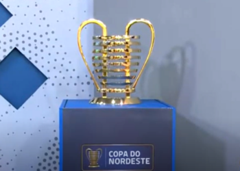 Troféu da Copa do Nordeste (Crédito: Transmissão TV Tambaú)