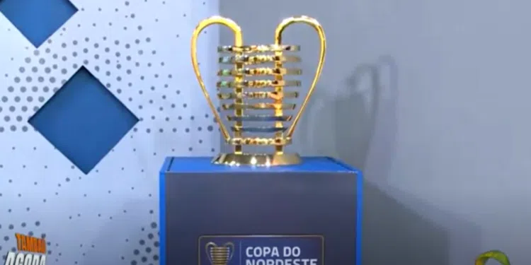 Troféu da Copa do Nordeste (Crédito: Transmissão TV Tambaú)