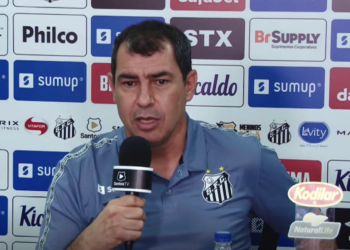Fábio Carille chegou ao Santos (Crédito: Reprodução / OneFootball / Santos TV)