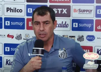 Fábio Carille chegou ao Santos (Crédito: Reprodução / OneFootball / Santos TV)