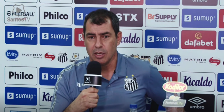 Fábio Carille chegou ao Santos (Crédito: Reprodução / OneFootball / Santos TV)