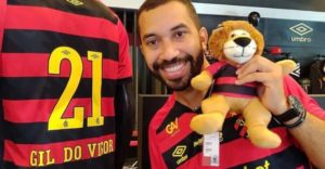 Gil do Vigor com a camisa do Sport e segurando o mascote do clube (Crédito: Reprodução/Instagram)
