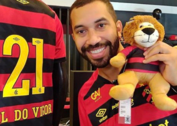 Gil do Vigor com a camisa do Sport e segurando o mascote do clube (Crédito: Reprodução/Instagram)