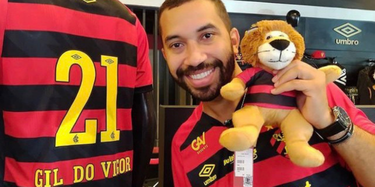 Gil do Vigor com a camisa do Sport e segurando o mascote do clube (Crédito: Reprodução/Instagram)