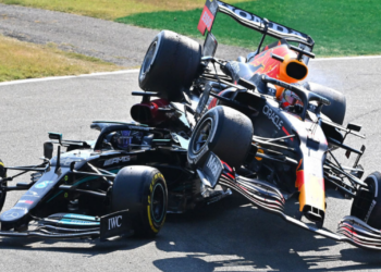 Hamilton e Verstappen no momento do acidente no GP da Itália (Crédito: GettyImages)