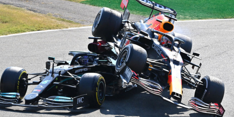 Hamilton e Verstappen no momento do acidente no GP da Itália (Crédito: GettyImages)