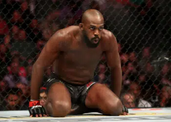 Jon Jones, lutador, sentado no chão (Crédito: GettyImages)
