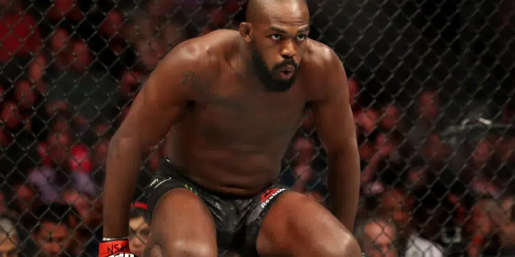 Jon Jones, lutador, sentado no chão (Crédito: GettyImages)