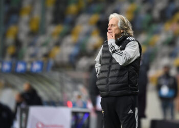 Sob o comando de Jorge Jesus, Benfica encara o Barcelona (Crédito: GettyImages)