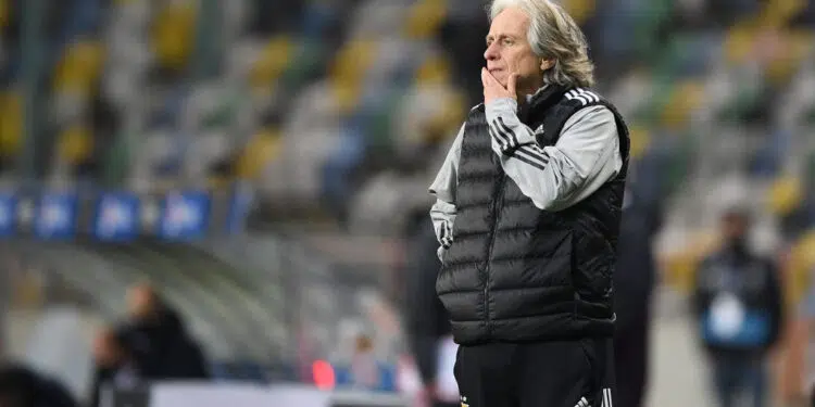 Sob o comando de Jorge Jesus, Benfica encara o Barcelona (Crédito: GettyImages)