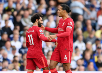 Jogadores do Liverpool comemorando o gol diante do Leeds na Premier League (Crédito: GettyImages)