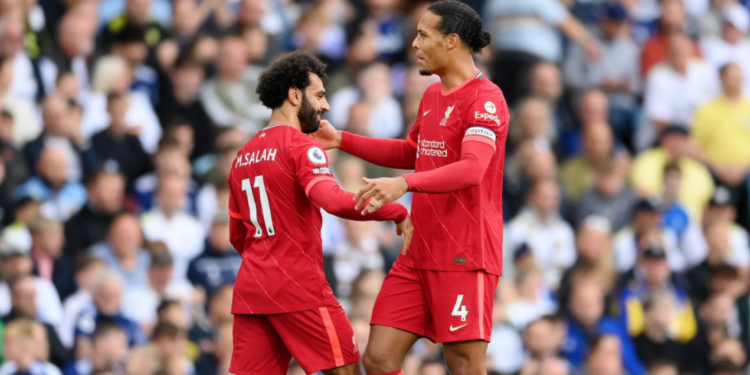 Jogadores do Liverpool comemorando o gol diante do Leeds na Premier League (Crédito: GettyImages)