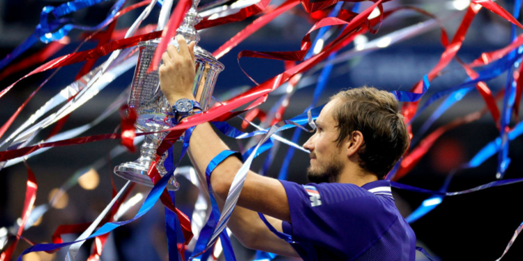 Medvedev comemorando o título do US Open diante de Djokovic (Crédito: GettyImages)
