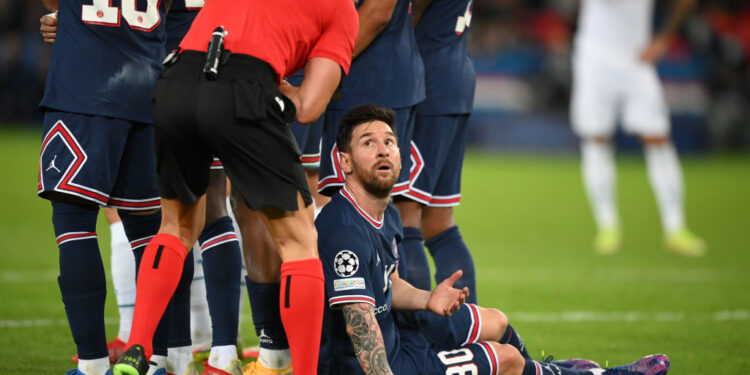 Messi deitado atrás da barreira do PSG (Crédito: GettyImages)