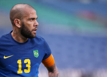 Daniel Alves vai ficar livre no mercado até dezembro (Crédito: GettyImages)