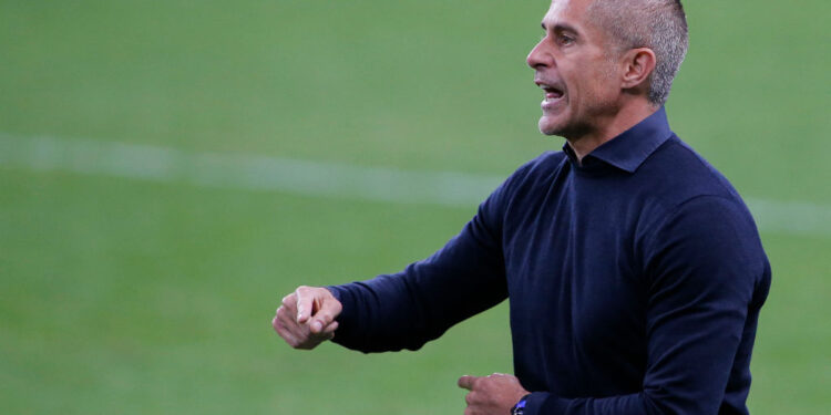 Sylvinho, treinador do Corinthians na área técnica da partida contra o Atlético-GO (Crédito: GettyImages)